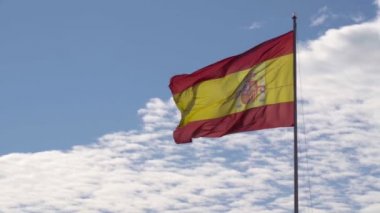 İspanyol ulusal bayrak mavi ve bulutlu gökyüzü karşı