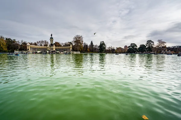 Rustig lake en Monument van koning Alfonso Xii in Parque del Buen Retiro. Madrid — Stockfoto