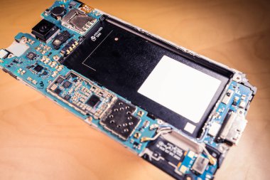 Demonte cep telefonu veya smartphone bir arka kapak, makro çekim olmadan