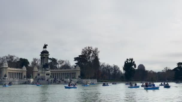 Lago Parque del Retiro en Madrid, con muchos botes pequeños — Vídeos de Stock