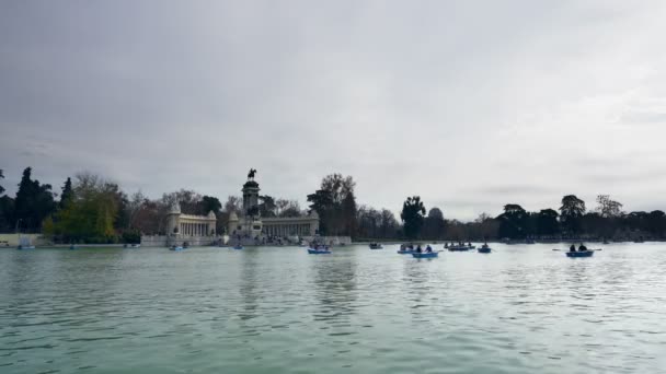 Lago Parque del Retiro en Madrid, con muchos botes pequeños — Vídeos de Stock