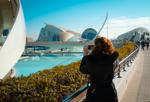 Chica tomando una foto con un smartphone en Ciudad de las Artes y la Ciencia vista general en Valencia, España — Foto de Stock