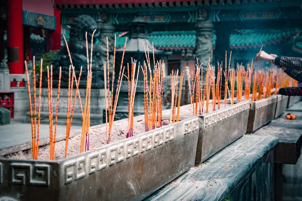 Verbrennen aromatischer Räucherstäbchen in einem taoistischen Tempel von Wong Tai sin, Hong Kong. — Stockfoto