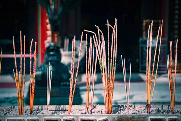 Bruciare incensi aromatici in un tempio taoista di Wong Tai Sin, Hong Kong . — Foto Stock