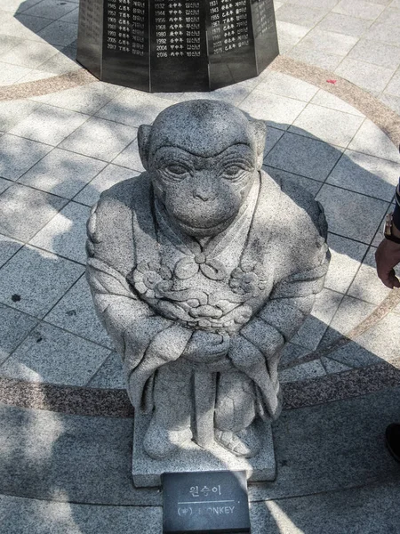 Zodiaque chinois, statue de singe en pierre à Séoul — Photo