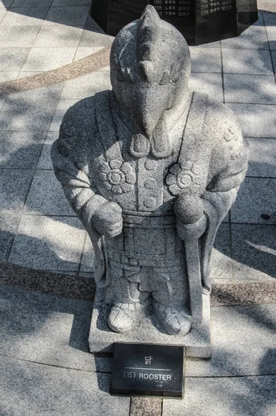 Zodíaco chino, estatua de gallo de piedra en Seúl —  Fotos de Stock
