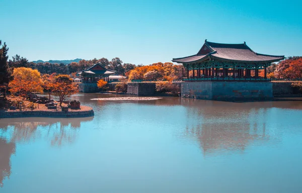 雁鴨池のパビリオンは、慶州、韓国で水に反映されます。ティールとオレンジのビュー. — ストック写真