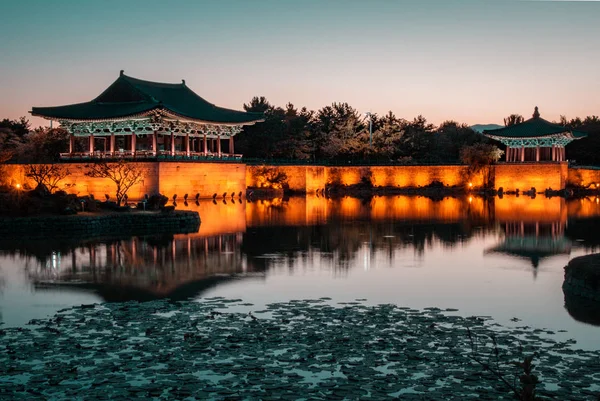 Site du patrimoine mondial de l'UNESCO, étang d'Anapji au crépuscule, Gyeongju, Corée — Photo