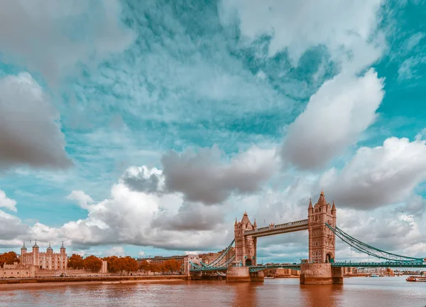 Teal i pomarańczowy wygląd Tower Bridge w Londynie — Zdjęcie stockowe