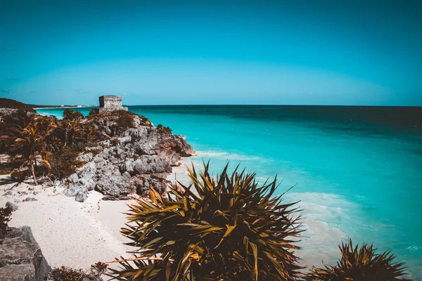 Temple Maya du Dieu du Vent à Tulum, Mexique. Sarcelle et vue orange — Photo