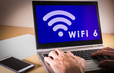 Yeni wifi 6 üstünde belgili tanımlık perde ile dizüstü bilgisayar.
