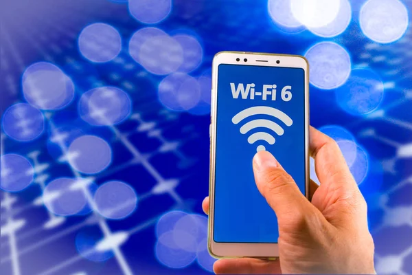 Smartphone com novo wifi 6 na tela . — Fotografia de Stock