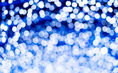 Mavi güzel bokeh arka plan kopya alanı ile bulanık. Parlak sarı ışık lekeleri defocused