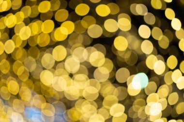 Altın güzel bokeh arka plan kopya alanı ile bulanık. Parlak sarı ışık lekeleri defocused