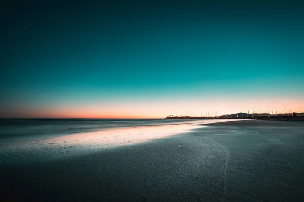 Teal y naranja vista de la puesta de sol de la playa de invierno . —  Fotos de Stock