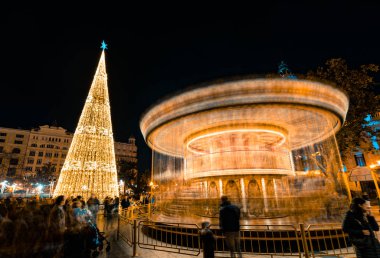 Valencia, İspanya. Aralık 2018: Noel adil ile carousel Modernisme plaza Belediye Binası Valencia, İspanya.