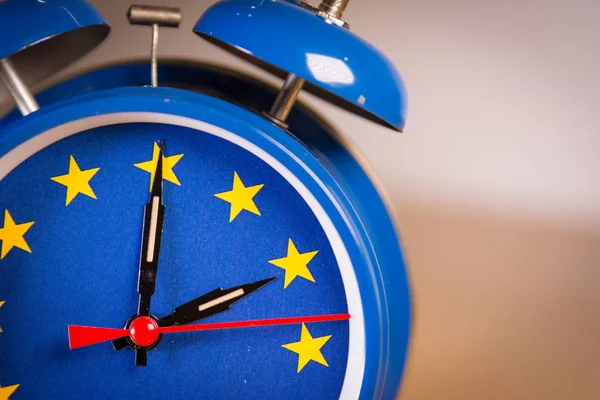Retro alarm clock with the colors of the EU flag for an hour — Stock Photo, Image