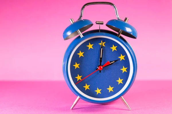 Ceas cu alarmă retro cu culorile steagului UE timp de o oră — Fotografie, imagine de stoc