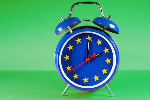 Ретро будильник з кольори прапора ЄС за годину — стокове фото