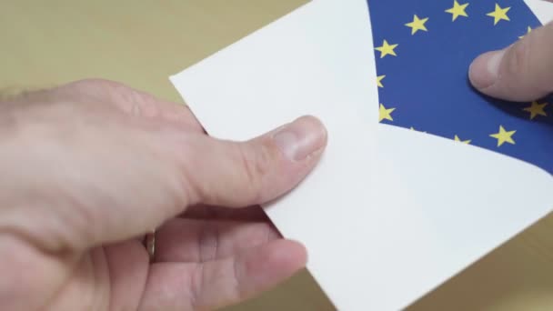 Valet i Europeiska unionen - att sätta en Eu-flagga röst inuti kuvertet — Stockvideo