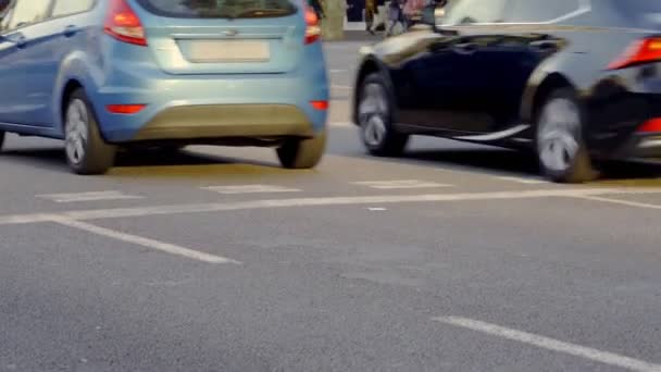 巴塞罗那街道交通高峰期的变焦视图 — 图库视频影像