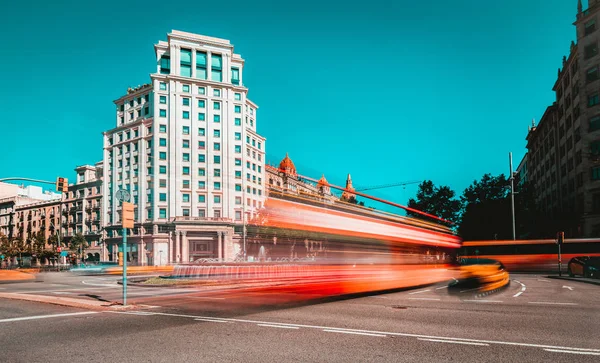 Kruising van twee van de belangrijkste straten van Barcelona, Passeig de Gracia en de Gran Via. Teal en oranje look — Stockfoto