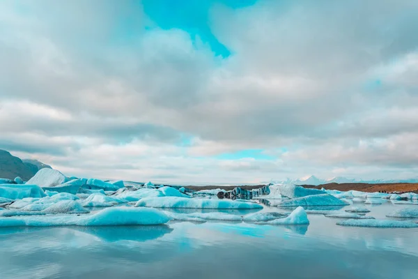 冰山在冰岛 Jokulsarlon 冰川湖. — 图库照片