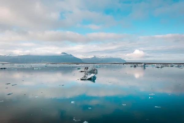 Isberg i glaciärlagunen glaciären spegel sjön i Island. — Stockfoto