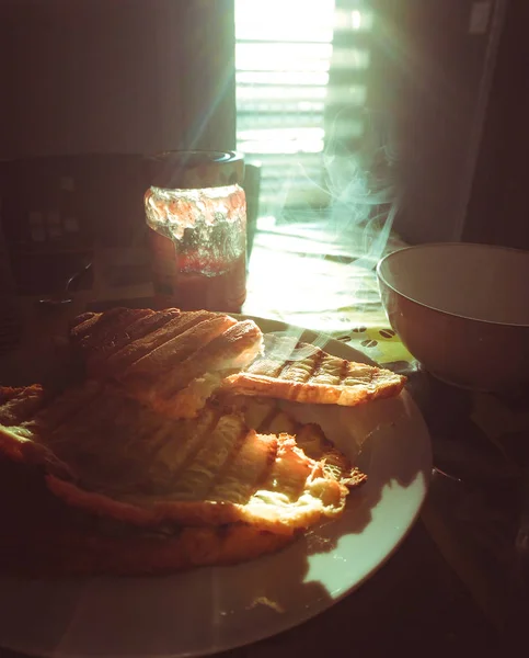 Micul dejun proaspăt preparat, croissant francez prăjit cu marmeladă — Fotografie, imagine de stoc