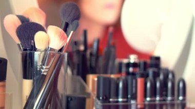 Makyaj fırçaları paket makyaj için tuvalet masasının üzerinde ayarlayın. Kozmetik kompozisyon