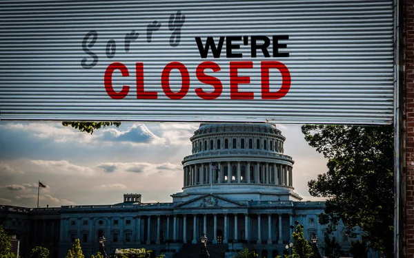 Spojené státy Capitol Building se staré dveře okenice ocelové kovového válečku grunge s Sorry byly uzavřené text. — Stock fotografie