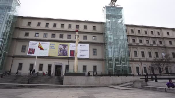 Madryt, Hiszpania, stycznia 2019: Główne wejście do Muzeum Reina Sofia — Wideo stockowe