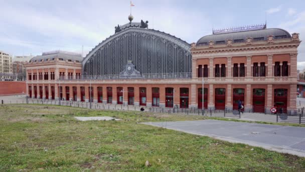 Puerta De Atocha treinstation gebouw in Madrid, Spanje. — Stockvideo