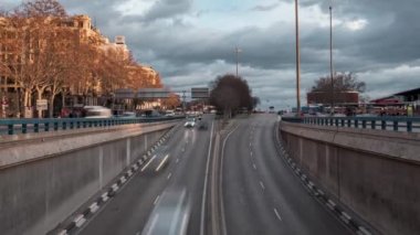 Madrid şehir trafiğinde Timelapse