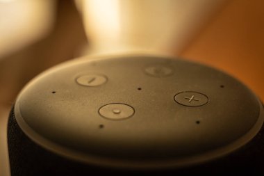 Barcelona, İspanya. Ocak 2019: Makro çekim ve seçici odak üzerinde Amazon yankı artı akıllı ev aygıt