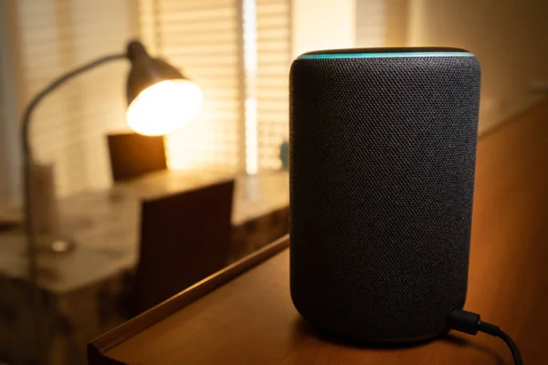 Barcelona, España. Enero 2019: Enfoque selectivo en el dispositivo Smart Home Amazon Echo Plus encendiendo una lámpara de pie —  Fotos de Stock