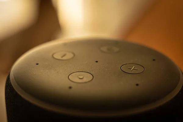 Барселона, Испания. Январь 2019: Макросъемка и селективное фокусирование на Amazon Echo Plus smart Home device — стоковое фото