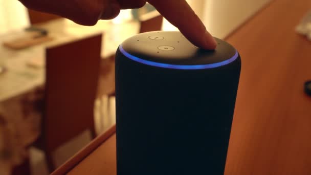 Barcelona, España. Enero 2019: Ajuste manual del dispositivo Smart Home Amazon Echo Plus — Vídeo de stock