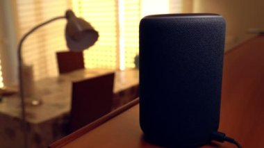 Barcelona, İspanya. Ocak 2019: Açma ve kapatma zemin lamba Amazon yankı artı akıllı ev aygıt üzerinde seçici odak
