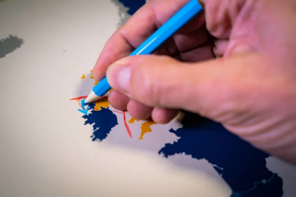 Рука малювання за синьою стрілкою між Великобританії та Північної Ірландії, підтримувати і Brexit концепції. — стокове фото