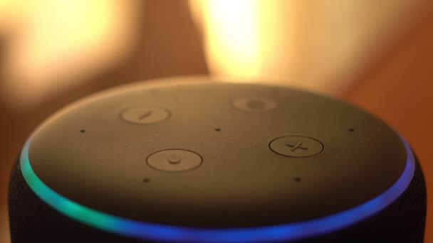 Barcelona, Spanien. Januari 2019: Makro skott och selektiv fokusera på Amazon Echo Plus smarta hem enheten — Stockvideo