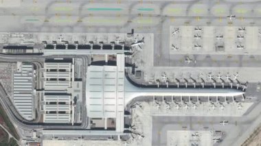 Uçak, terminal binası ve pist ile Havaalanı hava üstten görünüm