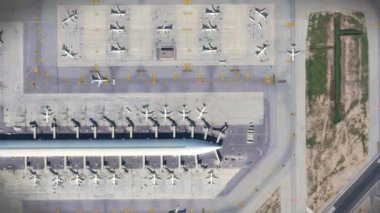 Uçak, terminal binası ve pist ile Havaalanı hava üstten görünüm