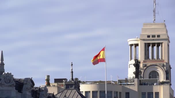 Spanish national flag against a blue and cloudy sky — Stock Video