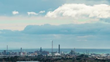 Tarragona Petrokimya küme sanayi timelapse. Çevre koruma ve sürdürülebilirlik için uygun.