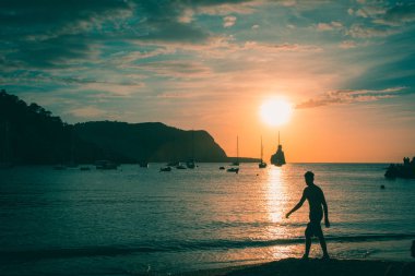 Teknelerden cala benirras batımında Harbor. Akdeniz deniz Ibiza Adası