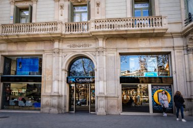 Barcelona, İspanya - Aralık 2018: Grup kızı Caixabank Barselona Passeig de Gracia caddesi üzerinde Atm makinesi kullanma.