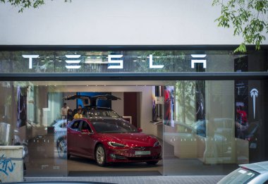 Barcelona, İspanya. Nisan 2018: Tesla içinde model S ile Passeig de Gracia caddesi yakınlarında depolamak.