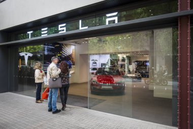 Barcelona, İspanya. Nisan 2018: Tesla içinde model S ile Passeig de Gracia caddesi yakınlarında depolamak.