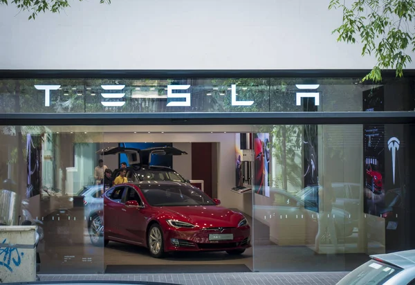 Barcelona, Spania. Aprilie 2018: Magazin Tesla lângă strada Passeig de Gracia cu modelul S în interior . — Fotografie, imagine de stoc